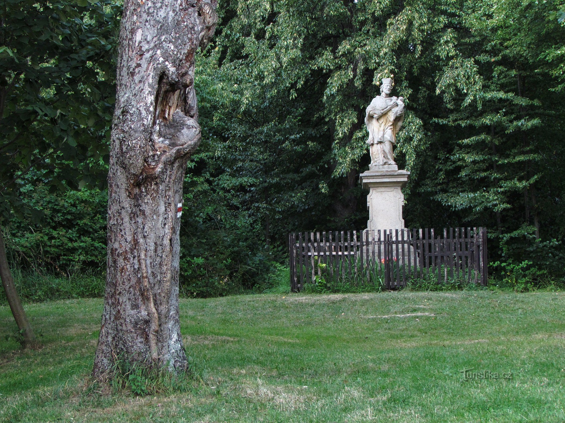 Staty av Johannes av Nepomuk under Lukov slott