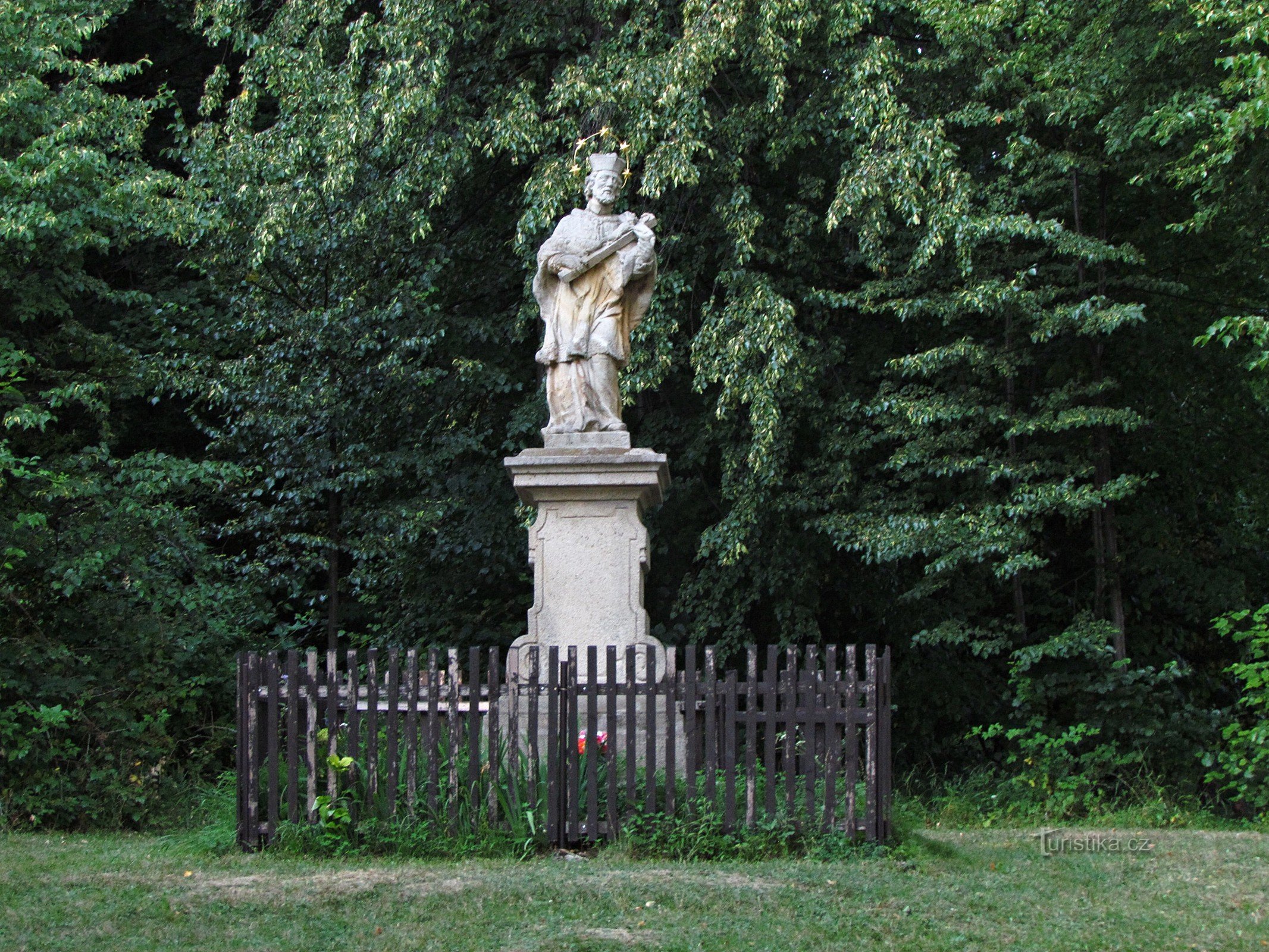 Statuia Sfântului Ioan Nepomuk sub Castelul Lukov