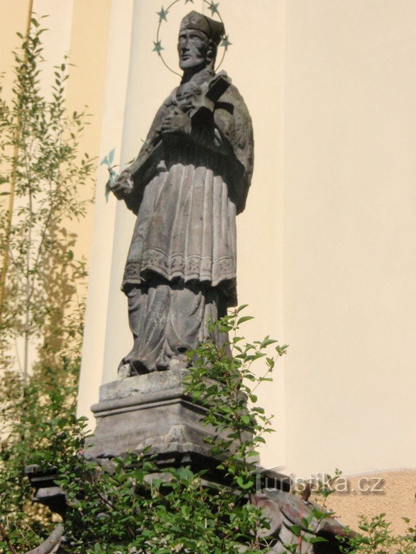 szobor Szent Nepomuck János a templom túloldalán