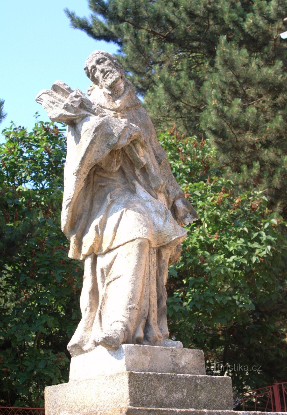 Staty av St. Johannes av Nepomuck framför kyrkan