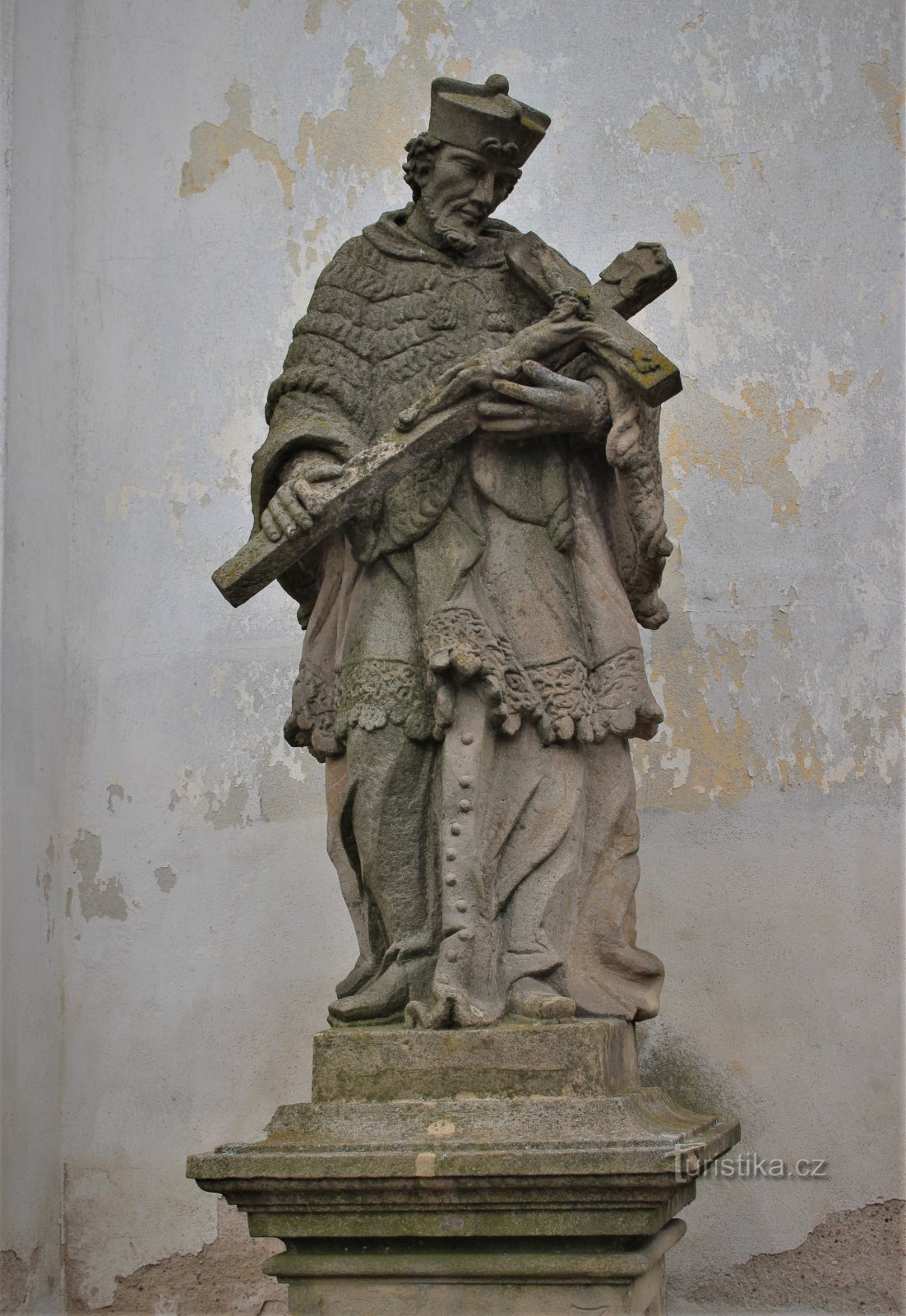 Statue af St. Johannes af Nepomuck foran kirken