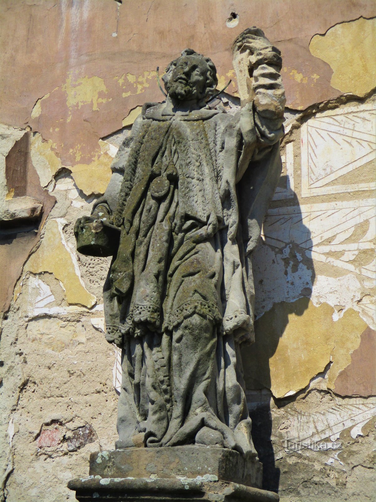 Pyhän patsas Johannes Nepomuck tehtaan edessä (Dašice, 16.5.2020)