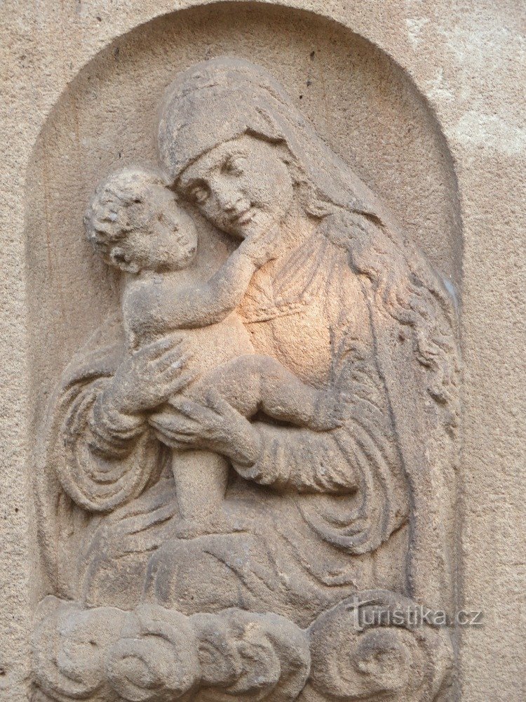 standbeeld van St. Johannes van Nepomuck - reliëf van de Maagd Maria