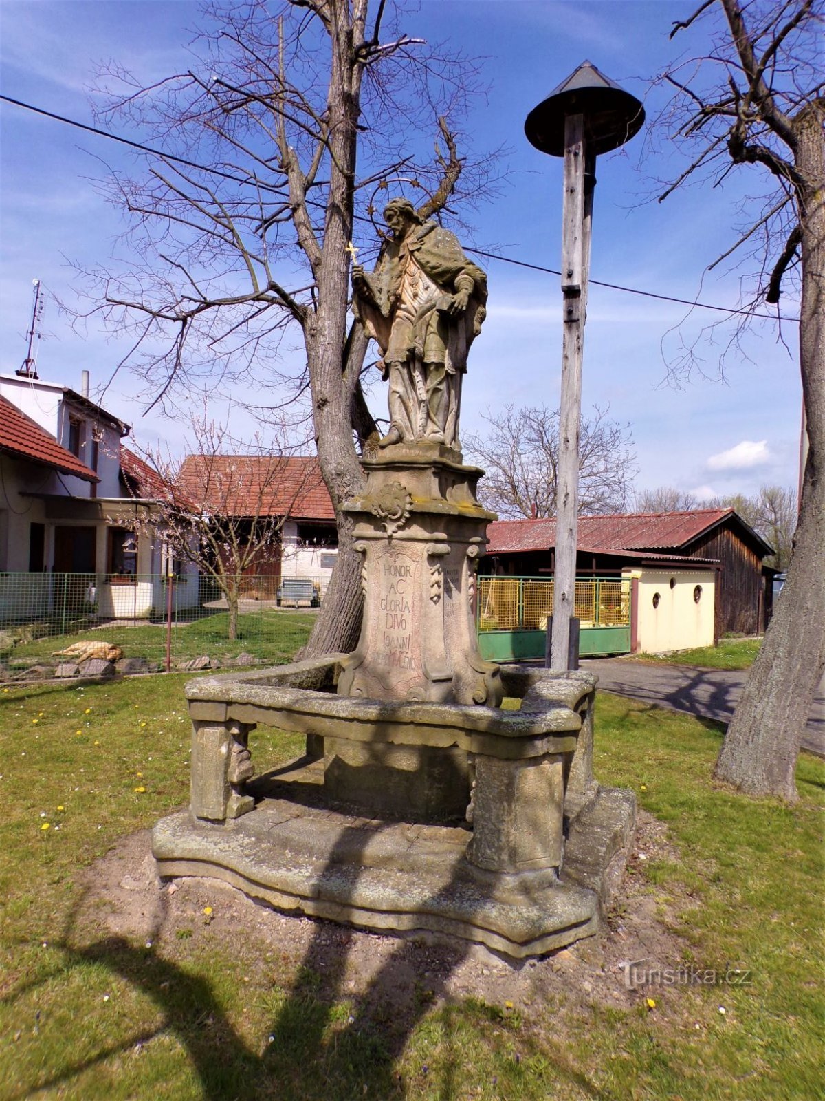 estatua de san Juan de Nepomuco con el campanario (Šaplava, 30.4.2021/XNUMX/XNUMX)