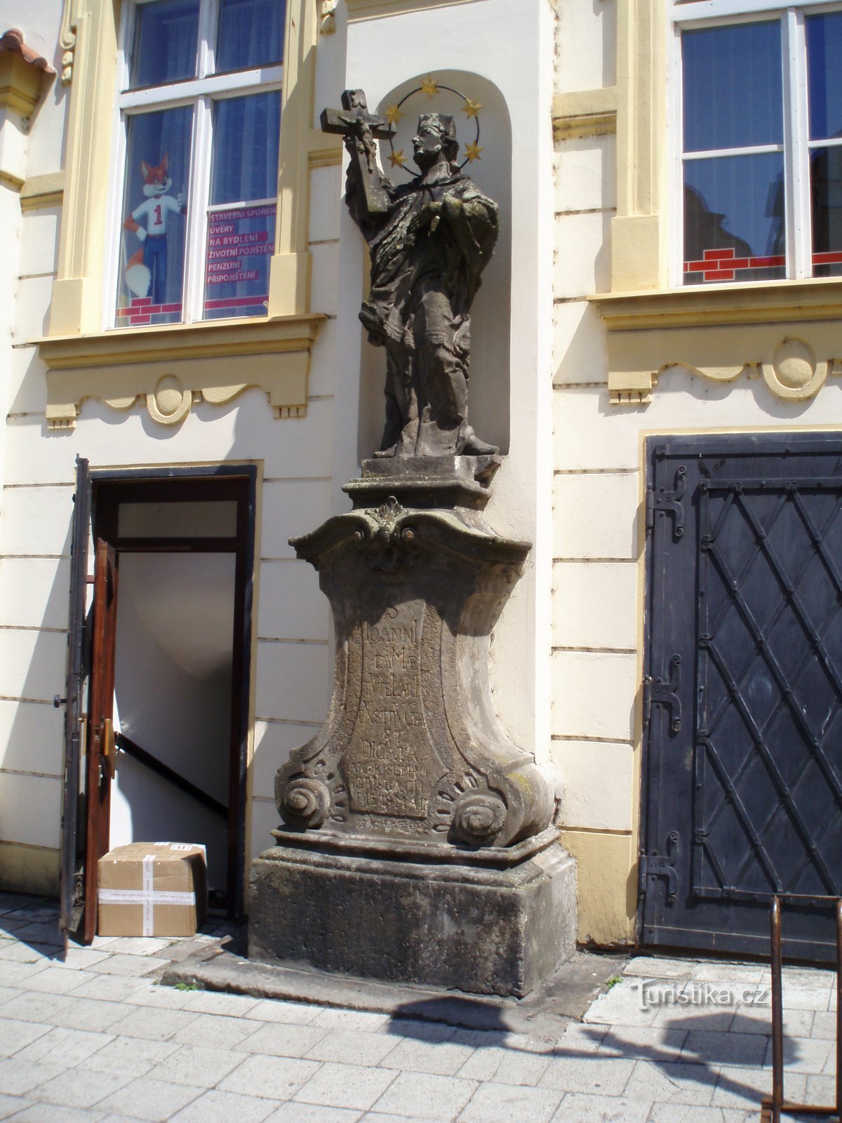 estatua de san Jan Nepomucký en el No. 163 (Hradec Králové, 11.6.2011)