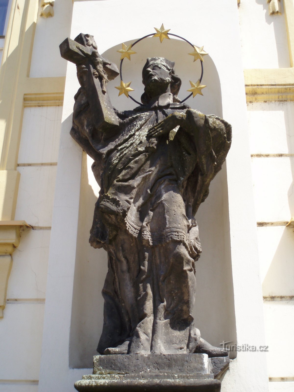 Statue af St. Jan Nepomucký på nr. 163 (Hradec Králové, 11.6.2011)