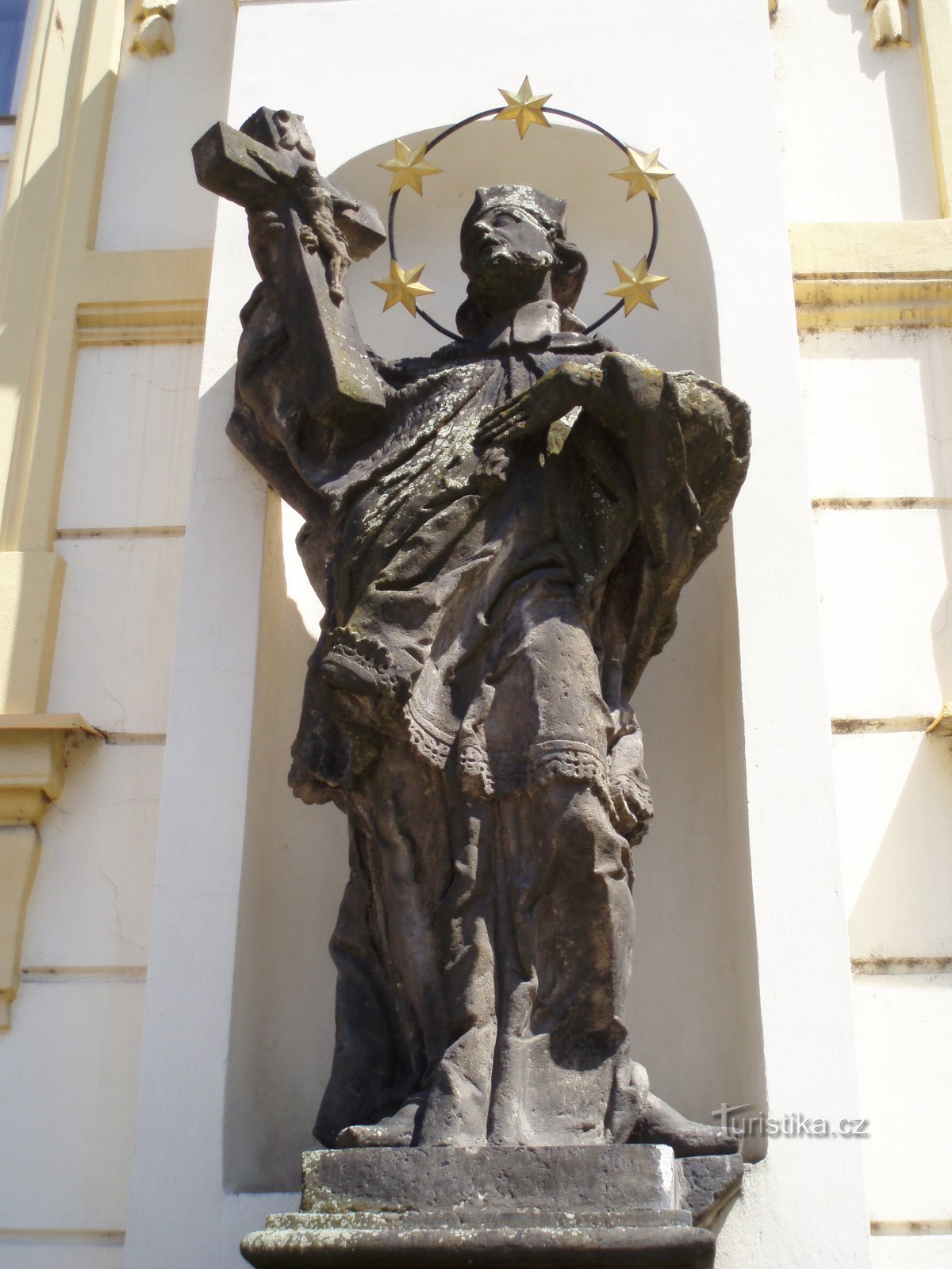 estatua de san Jan Nepomucký en el No. 163 (Hradec Králové, 11.6.2011)