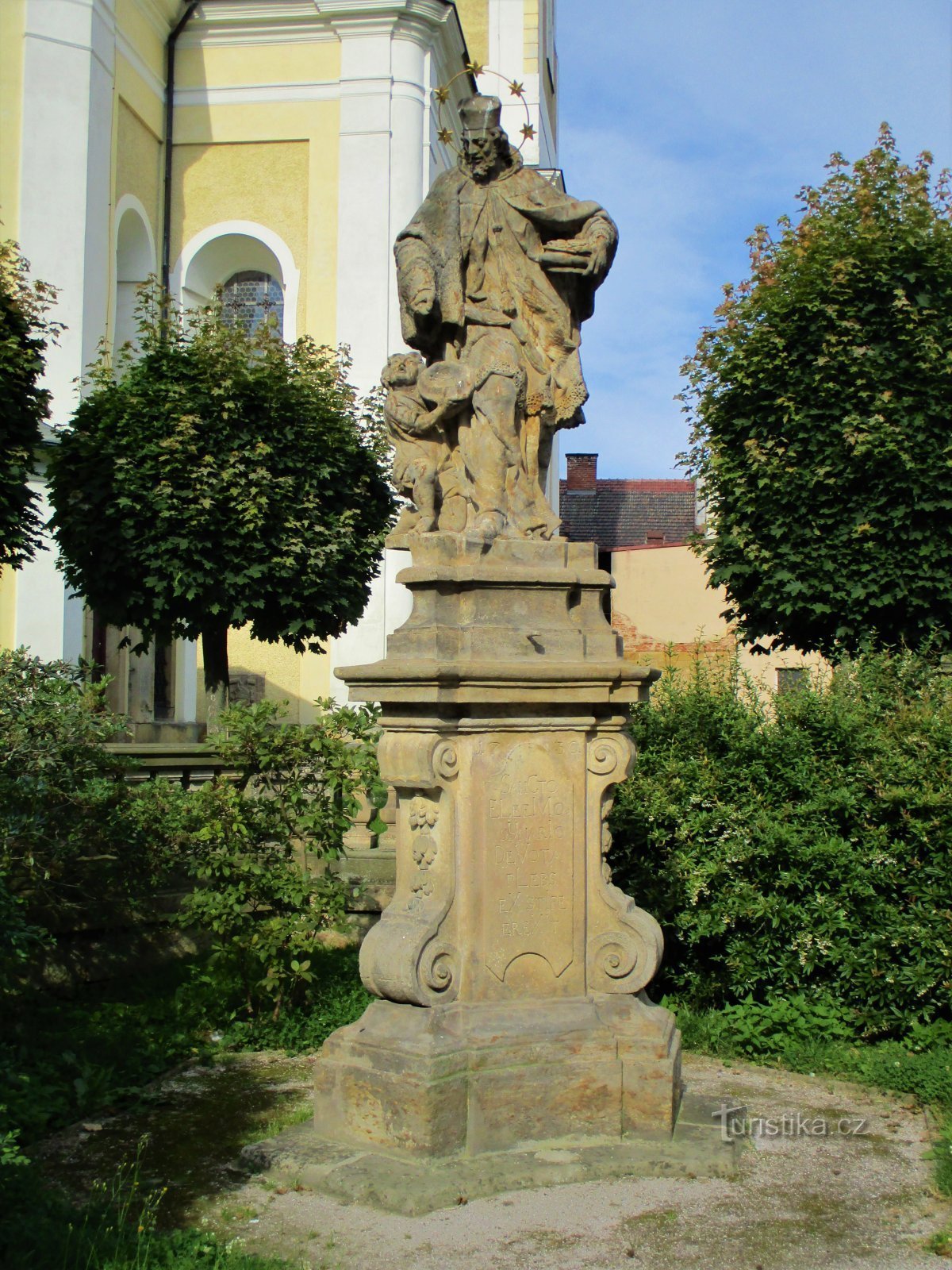 Pyhän patsas Johannes Nepomuck kirkossa (Hořice, 26.7.2020. heinäkuuta XNUMX)