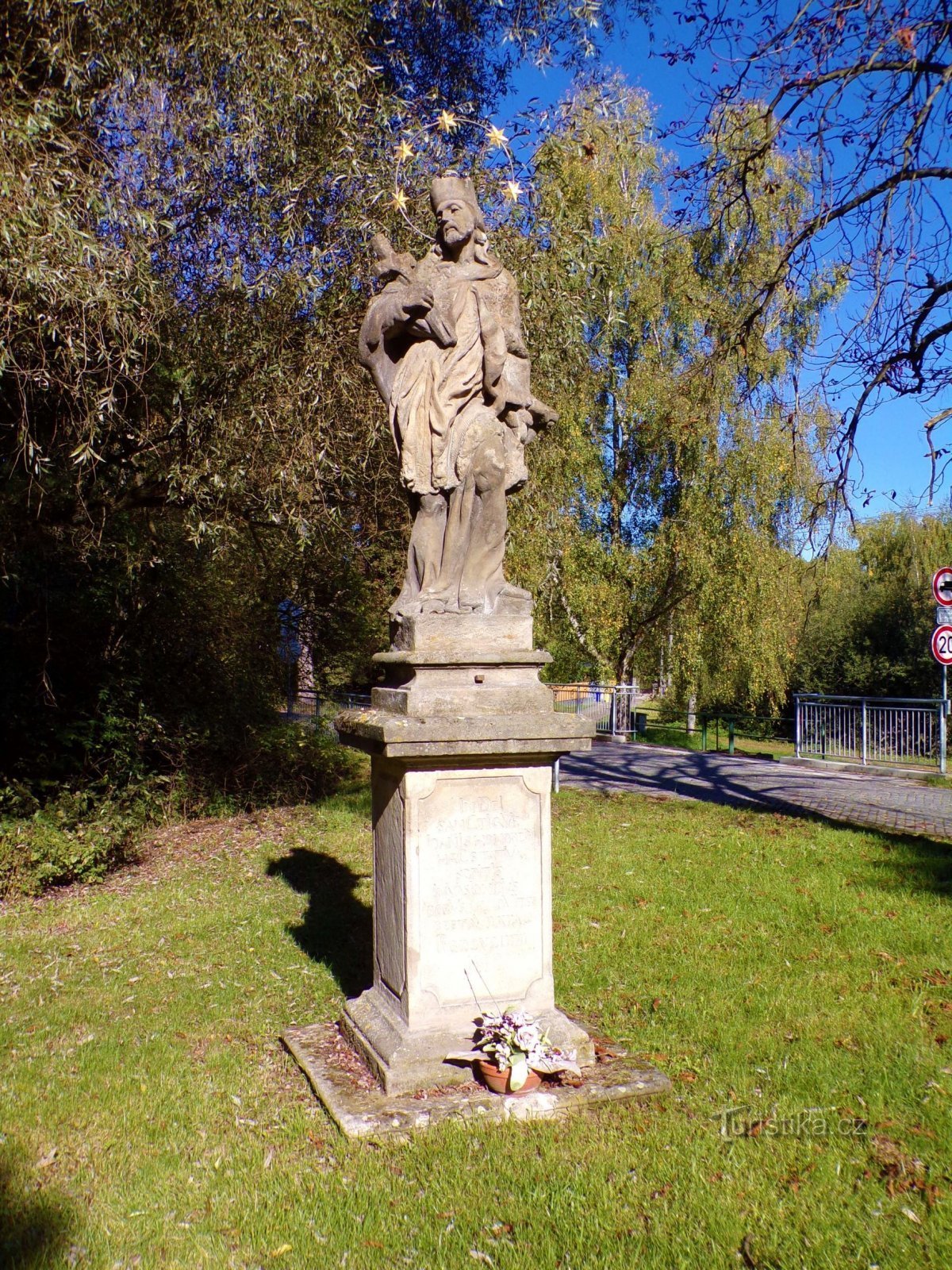 Statue de St. Jean Nepomuck aux moulins (Lázně Bohdaneč, 1.10.2021er octobre XNUMX)