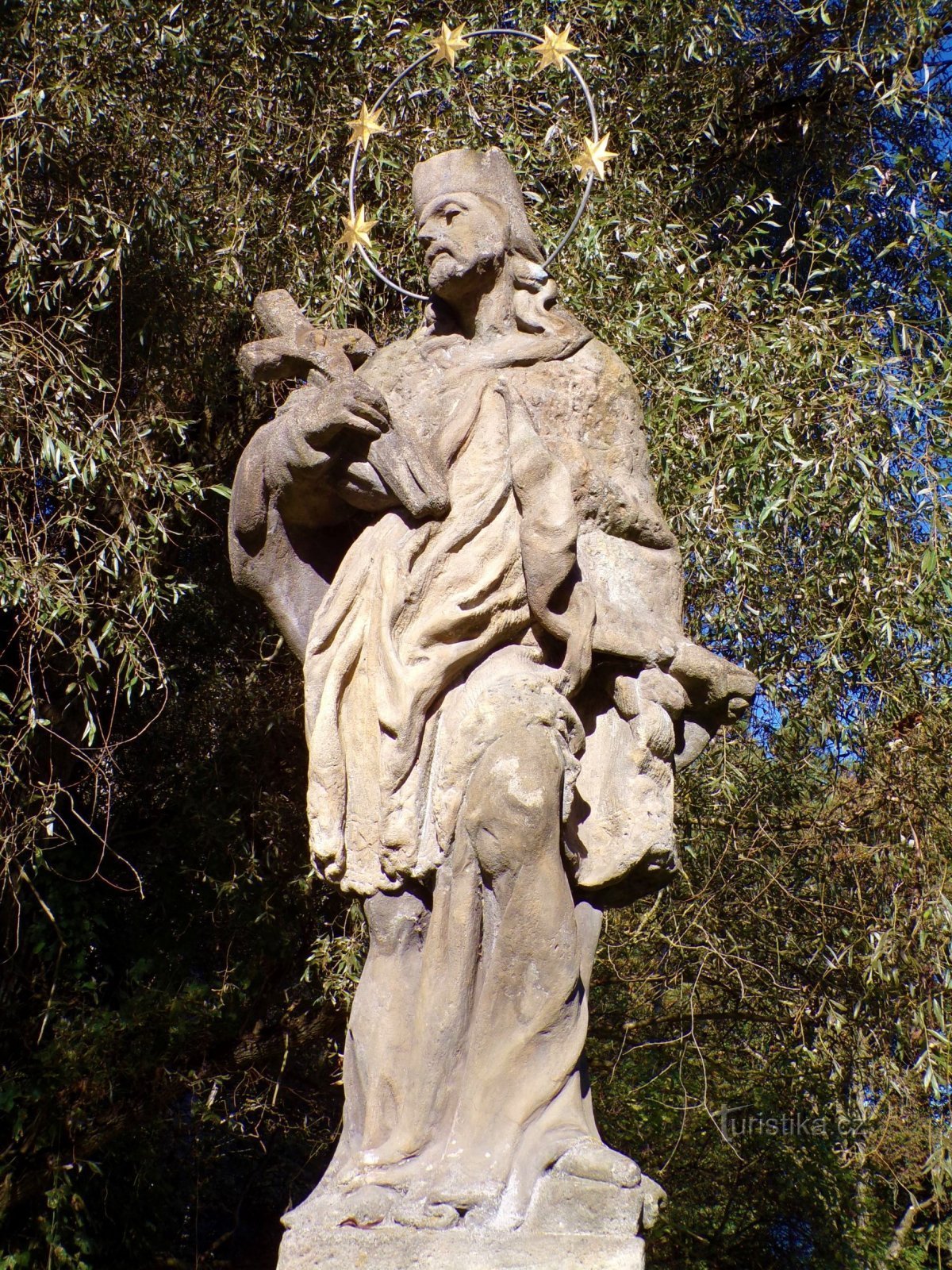 estatua de san Juan de Nepomuco en los molinos (Lázně Bohdaneč, 1.10.2021 de octubre de XNUMX)