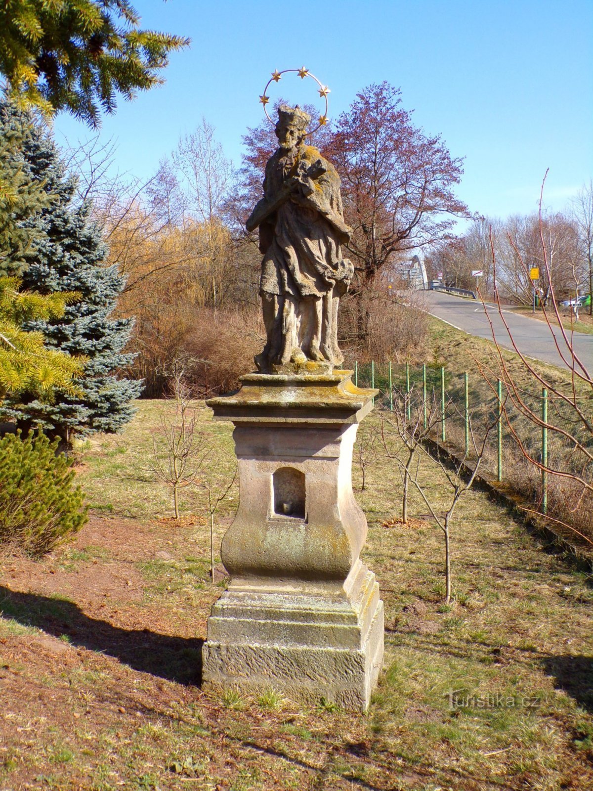 Staty av St. Johannes av Nepomuck vid bron (Černožice, 20.3.2022)