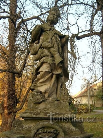 szobor Szent Nepomuck János: a kastélyban