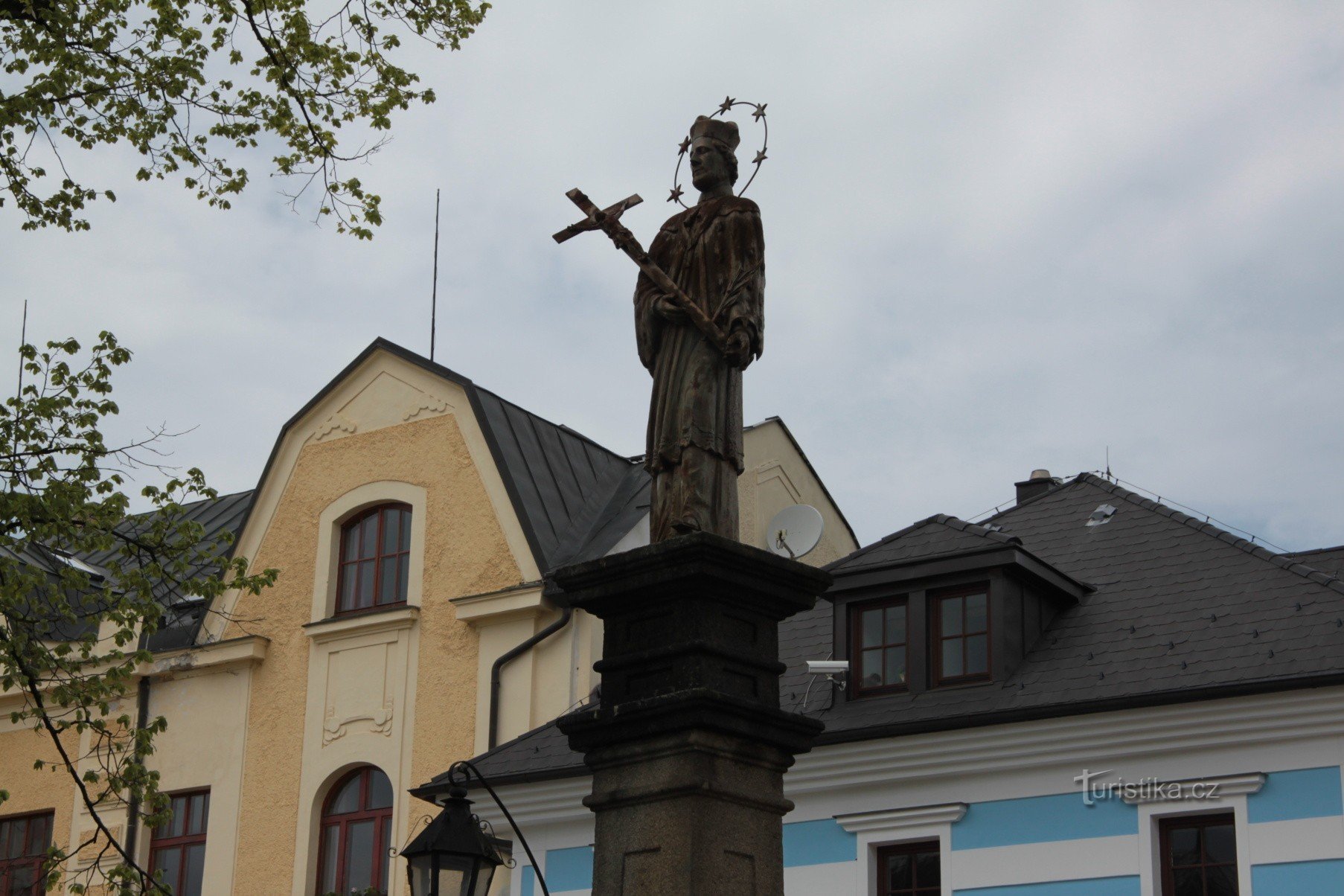 estatua de san Jan Nepomucký en Kašperské Hory