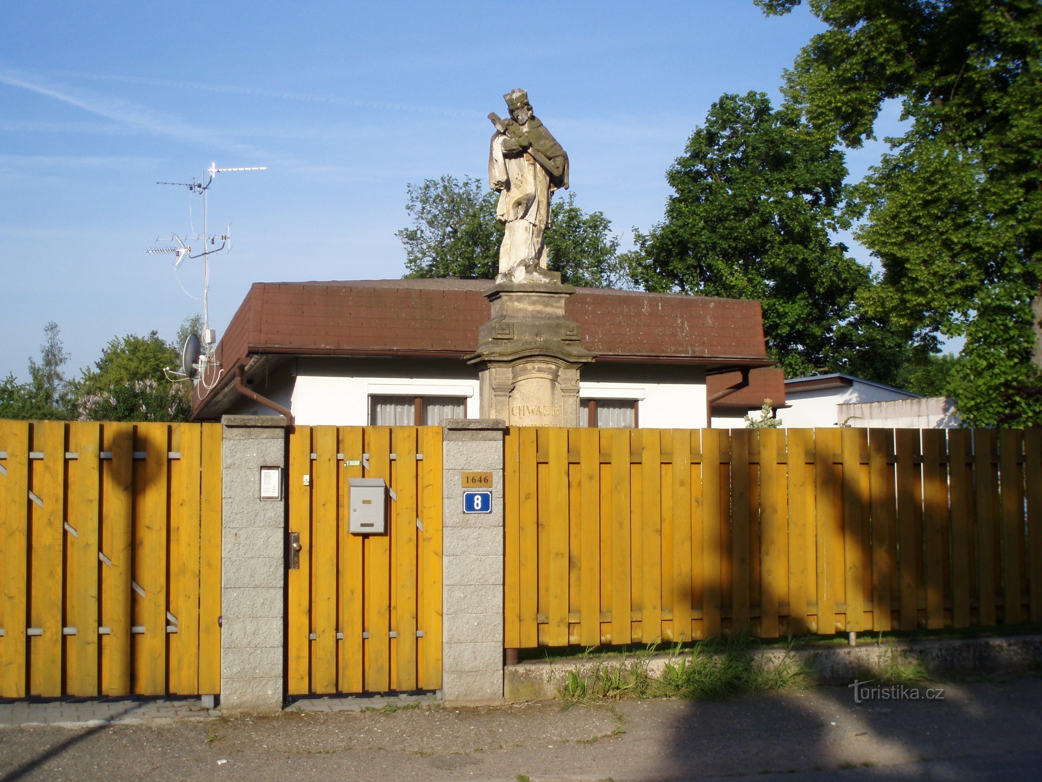 Statuia Sf. Jan Nepomucký în strada Medková (Hradec Králové, 11.5.2011)