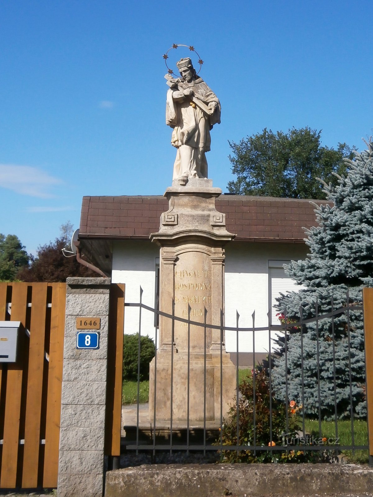 Statue af St. Jan Nepomucký i Medková gaden (Hradec Králové, 29.7.2017)