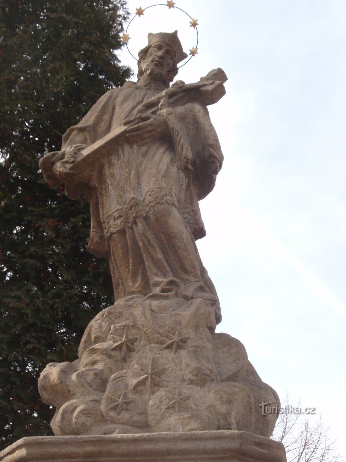 Staty av St. Johannes av Nepomuck i byn Pohled