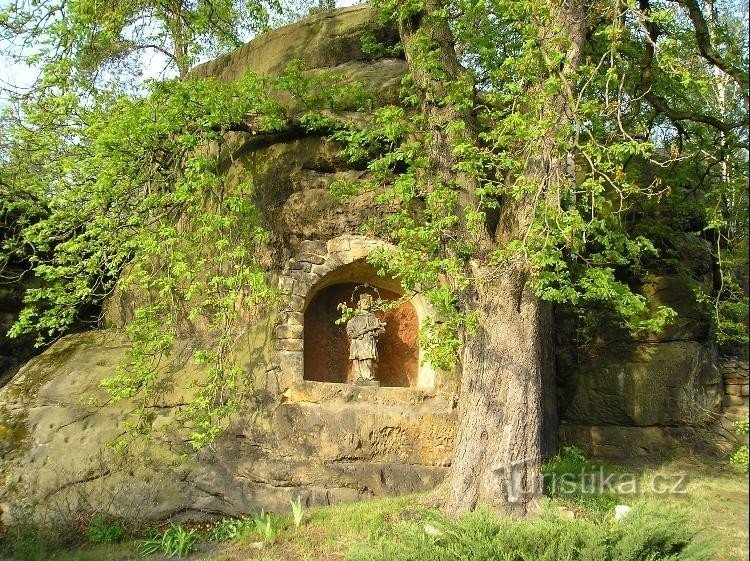 a estátua de São João de Nepomuk em Sosnová - Lesné: Situa-se num nicho rochoso abaixo