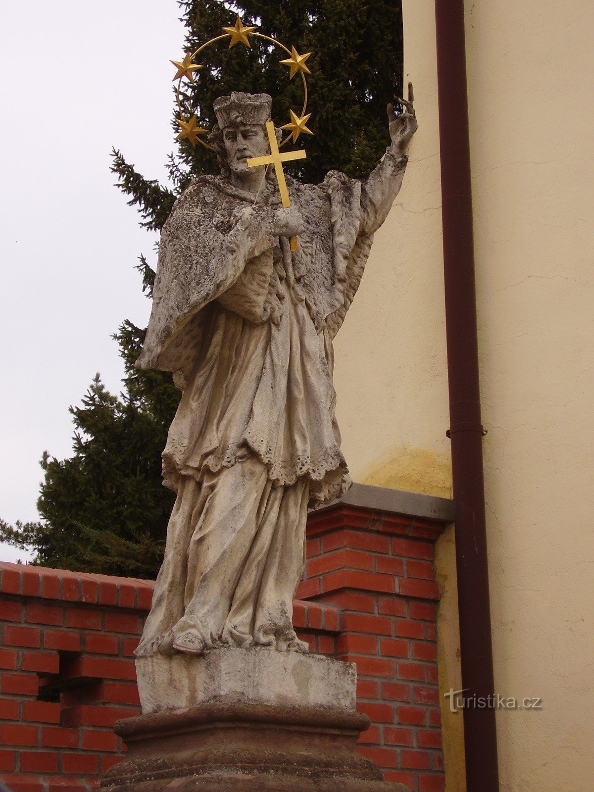 estatua de san Jan Nepomucký en Šlapanice cerca de Brno