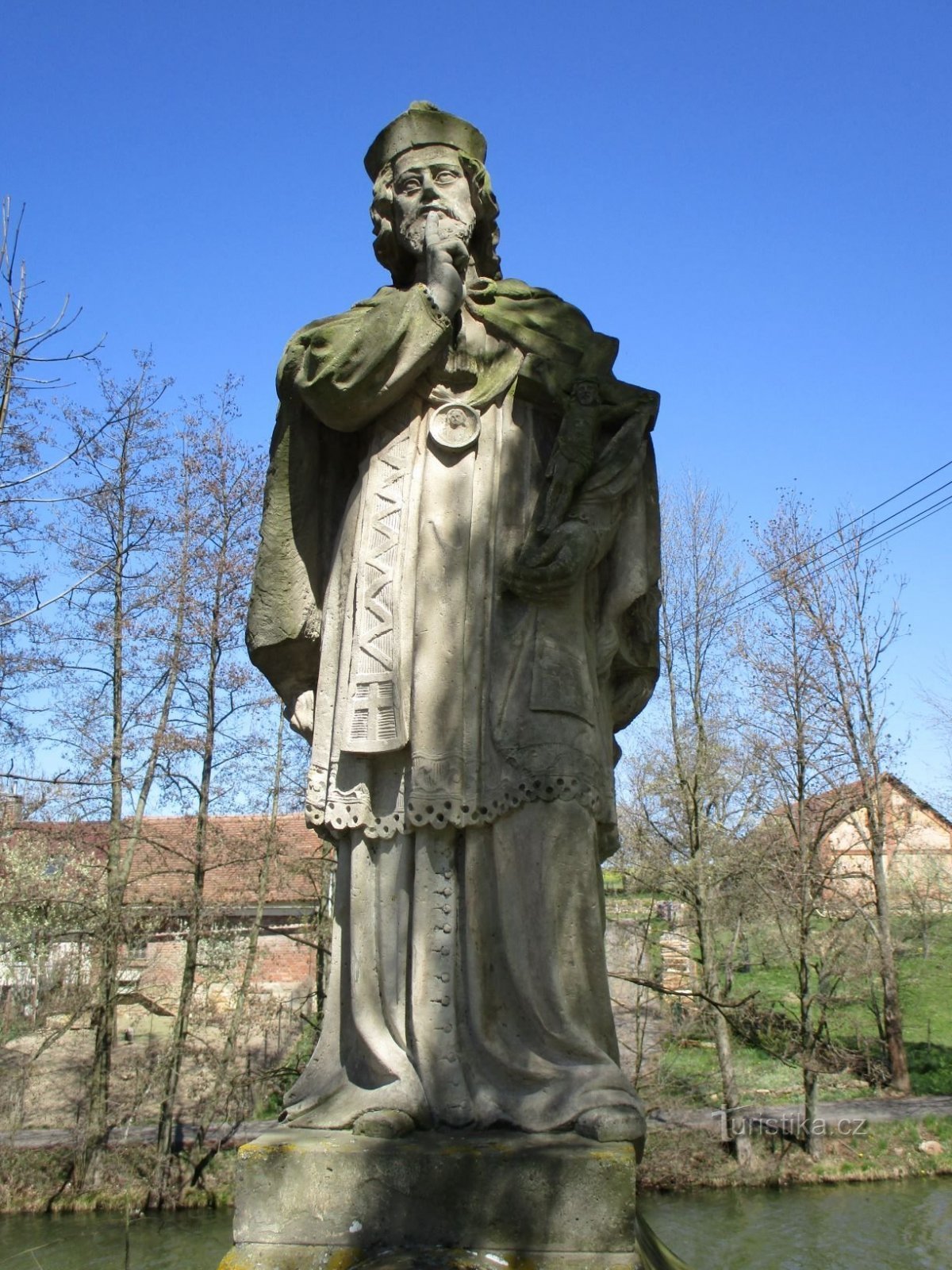 Pyhän patsas Johannes Nepomuck (Vilantice, 20.4.2020. huhtikuuta XNUMX)