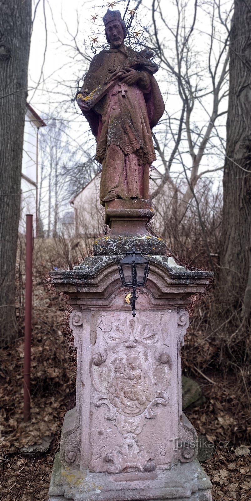 Staty av St. Jan Nepomucký framifrån.