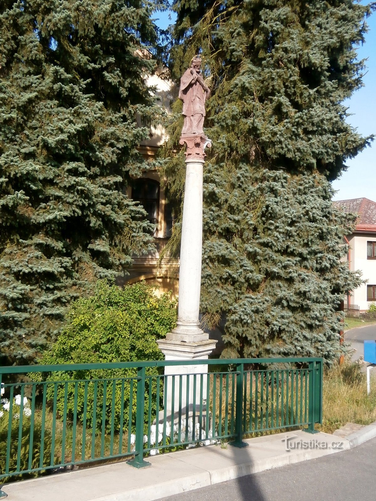 Statue von St. Johannes von Nepomuk hinter dem Geländer der Brücke bei Mandle (Havlovice)