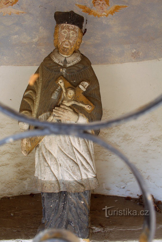 Statuia Sf. Ioan și Nepomuk în capelă