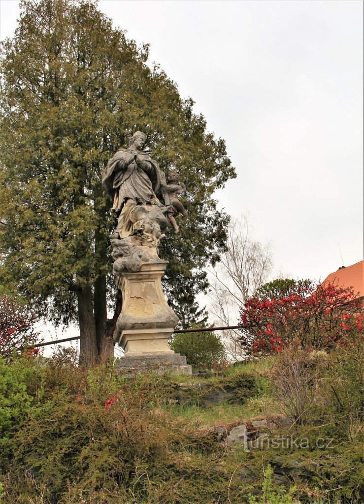 estatua de san Juan de Nepomuceno, vista desde la plaza