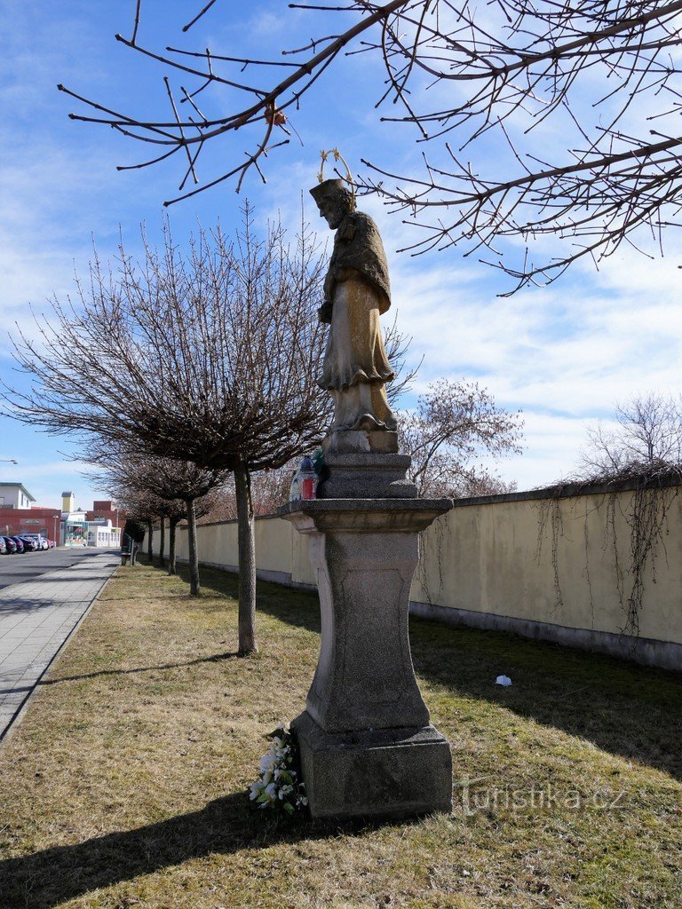 Pyhän patsas Johannes Nepomuk Horaždovicessa.