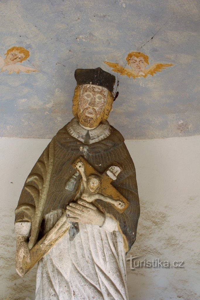 Statuia Sf. Ioan de Nepomuk în capelă