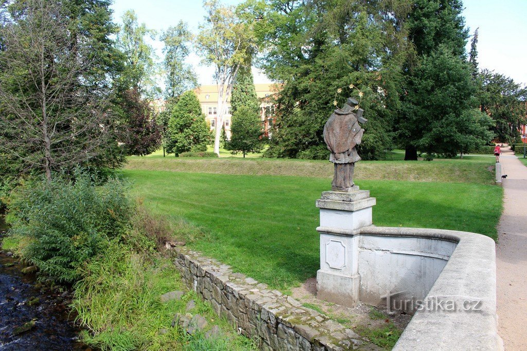 Pyhän patsas Johannes Nepomuk Ostrovissa.