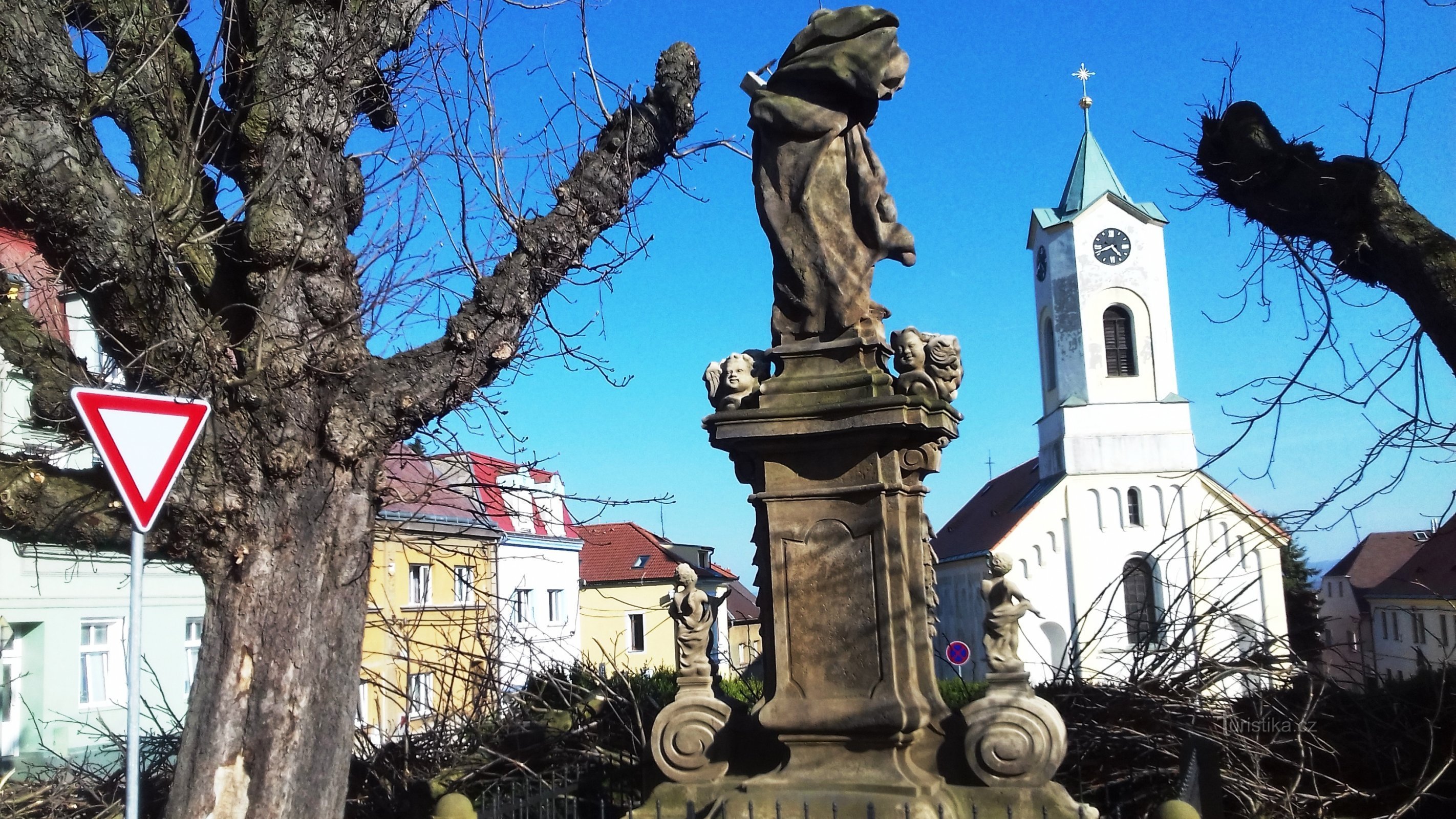 statuen af ​​St. Joseph og kirken St. Barbara