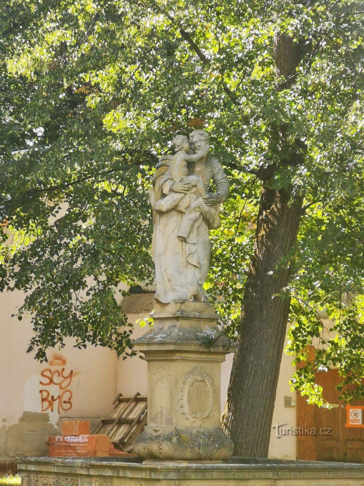 estatua de san José con Jesús