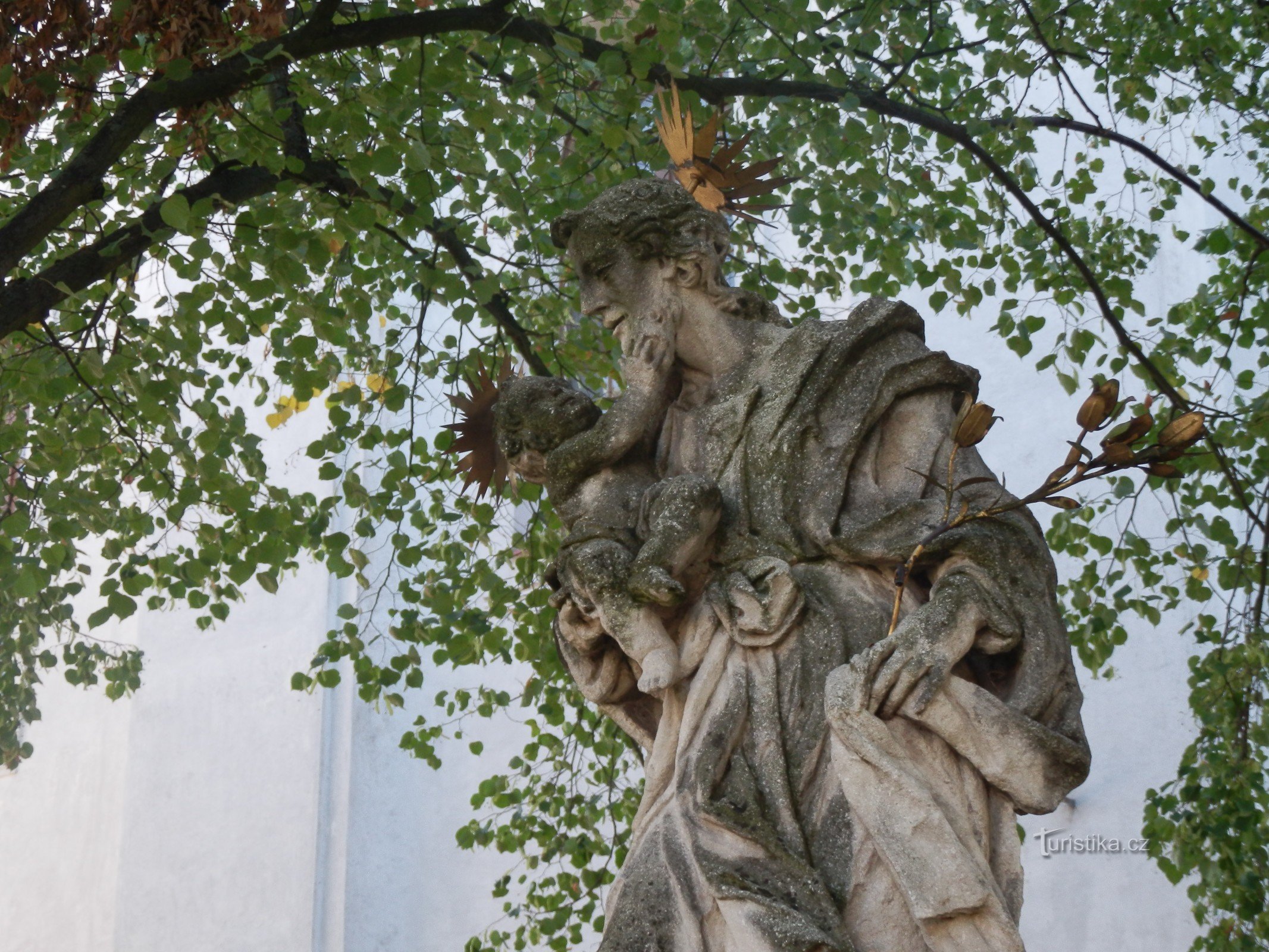 statuia Sf. Iosif la biserică