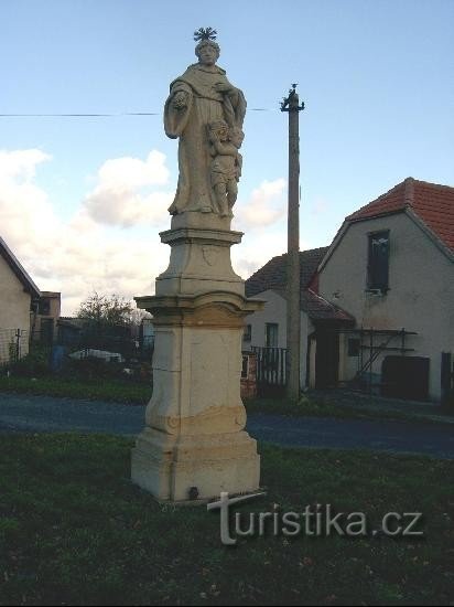 Statue von St. Mikuláš Toletínský: Am Schnittpunkt der Kompositionshauptachse mit der Straße