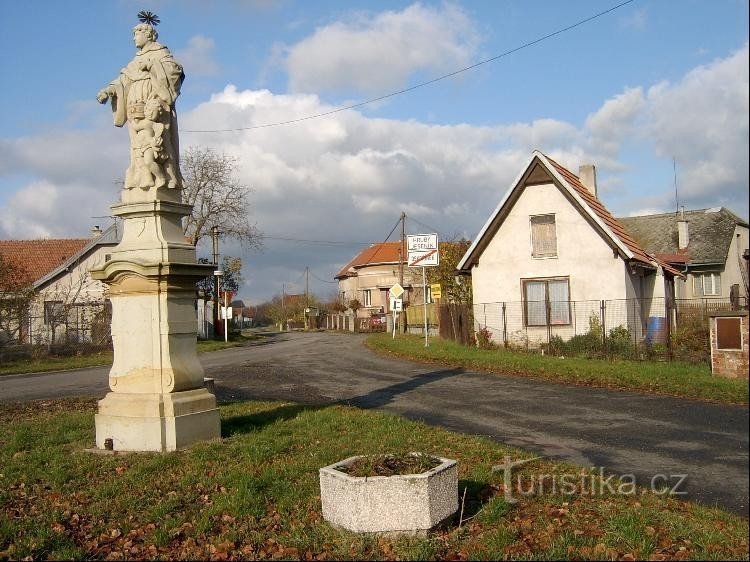 Statue des Hl. Nikolaus Toletínský: An der Kreuzung der Kompositionshauptachse mit der Straße z