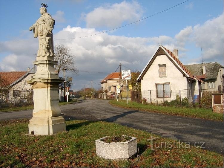 Toletínský Szent Miklós szobra: A kompozíciós főtengely metszéspontjában a z úttal