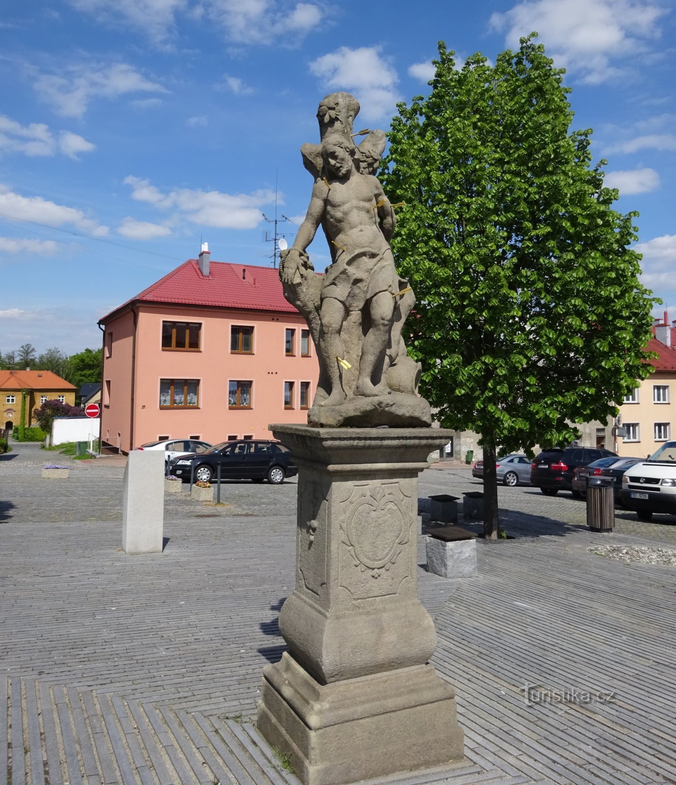 staty av St. Sebastian på torget