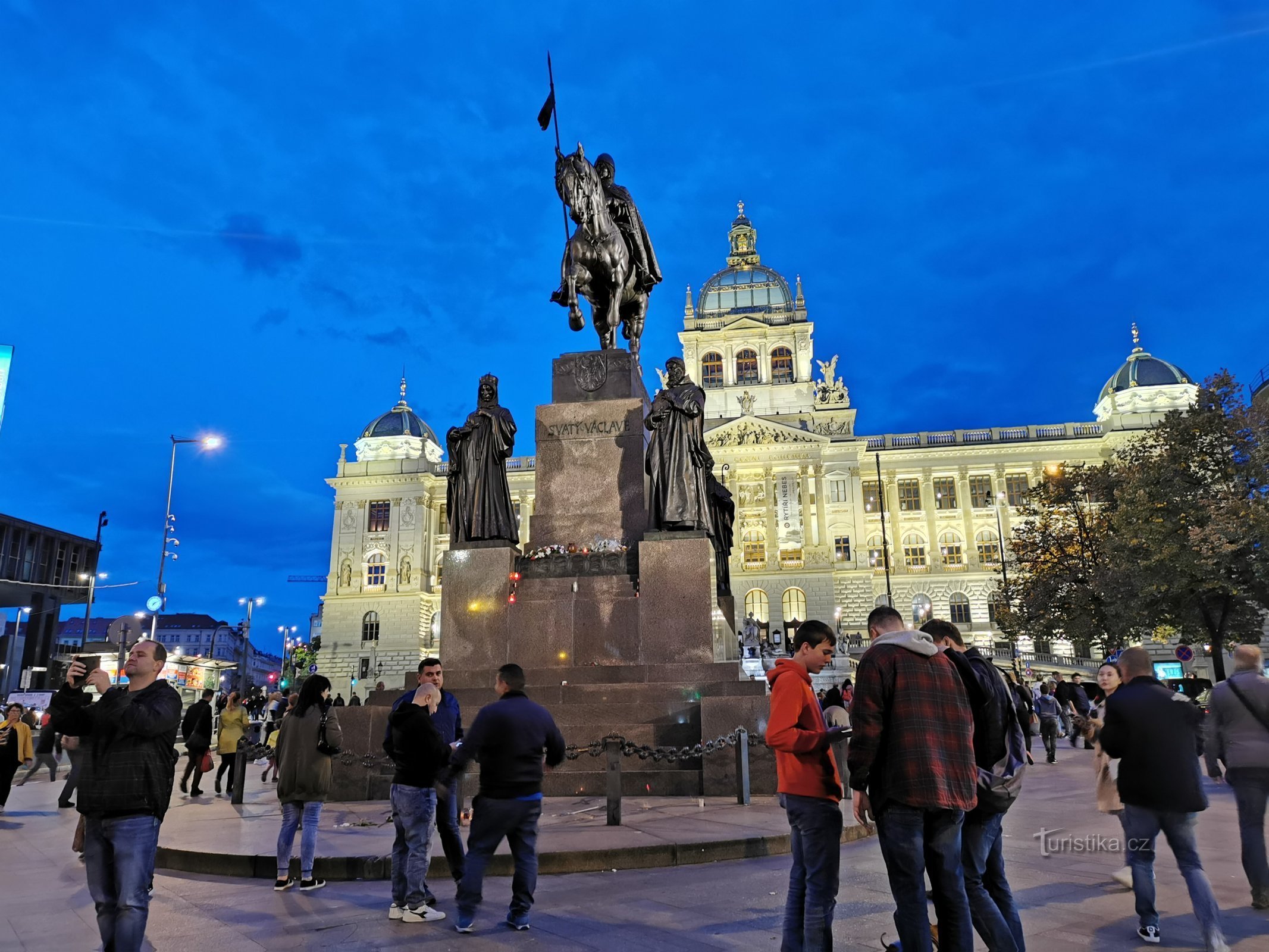 estátua de S. Venceslau e o Museu Nacional