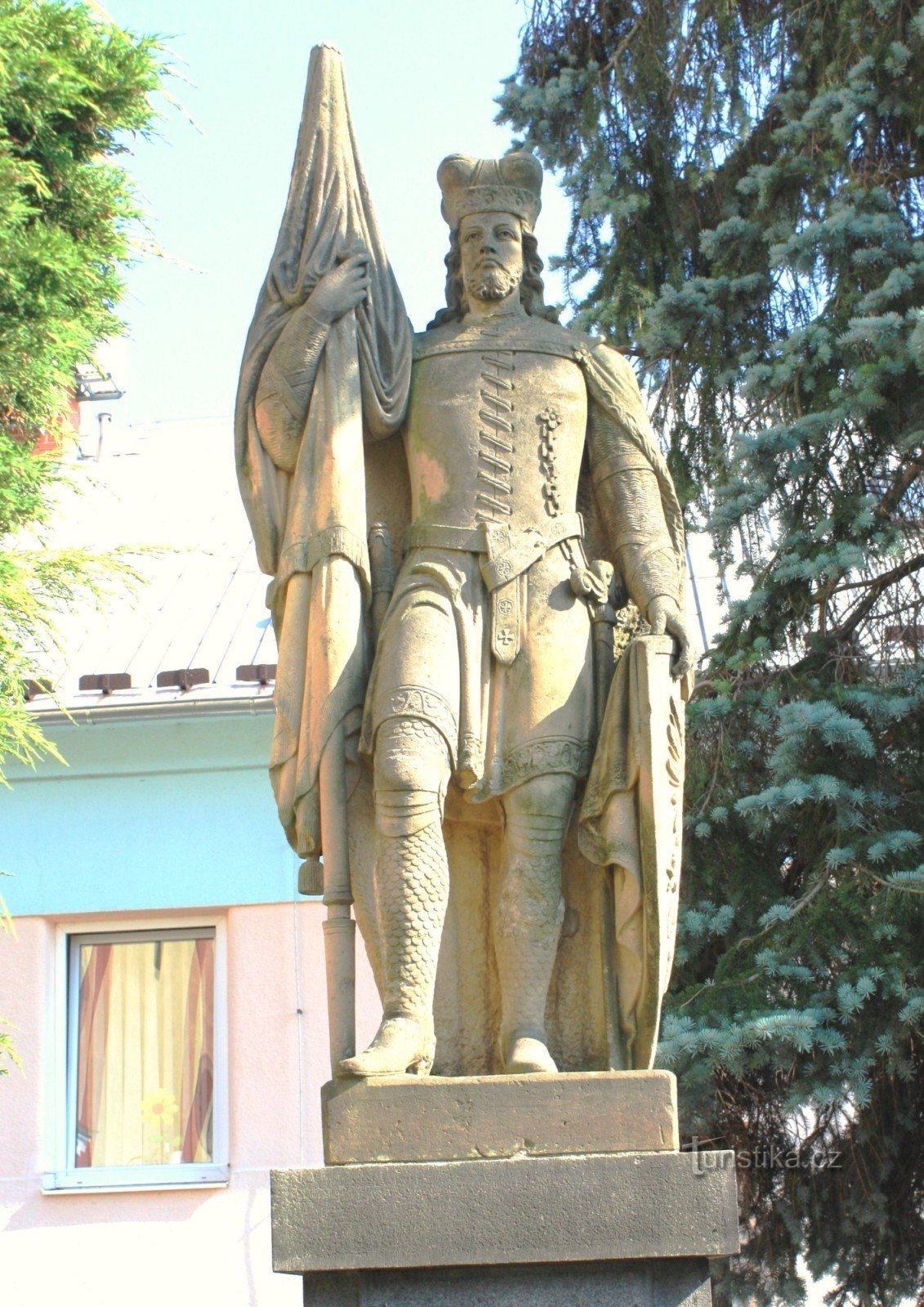 Staty av St. Wenceslas framför kyrkan