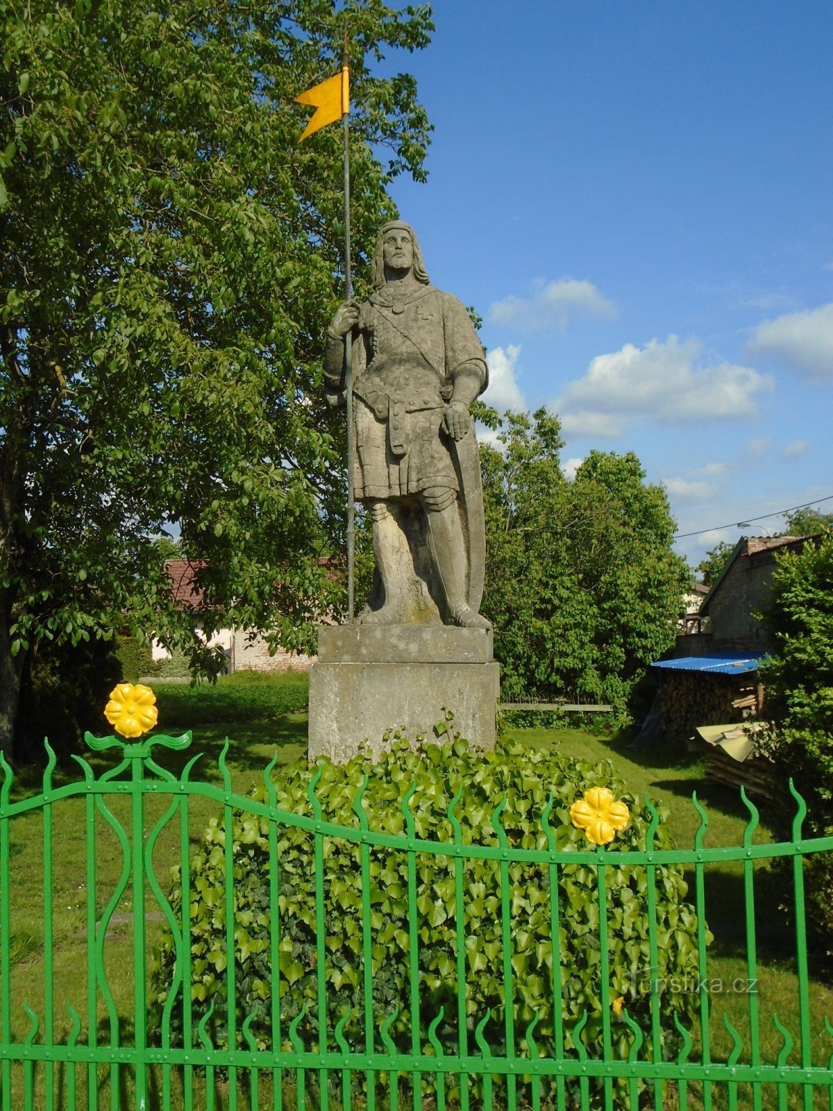 Pyhän patsas Wenceslas Březhradissa (Hradec Králové)
