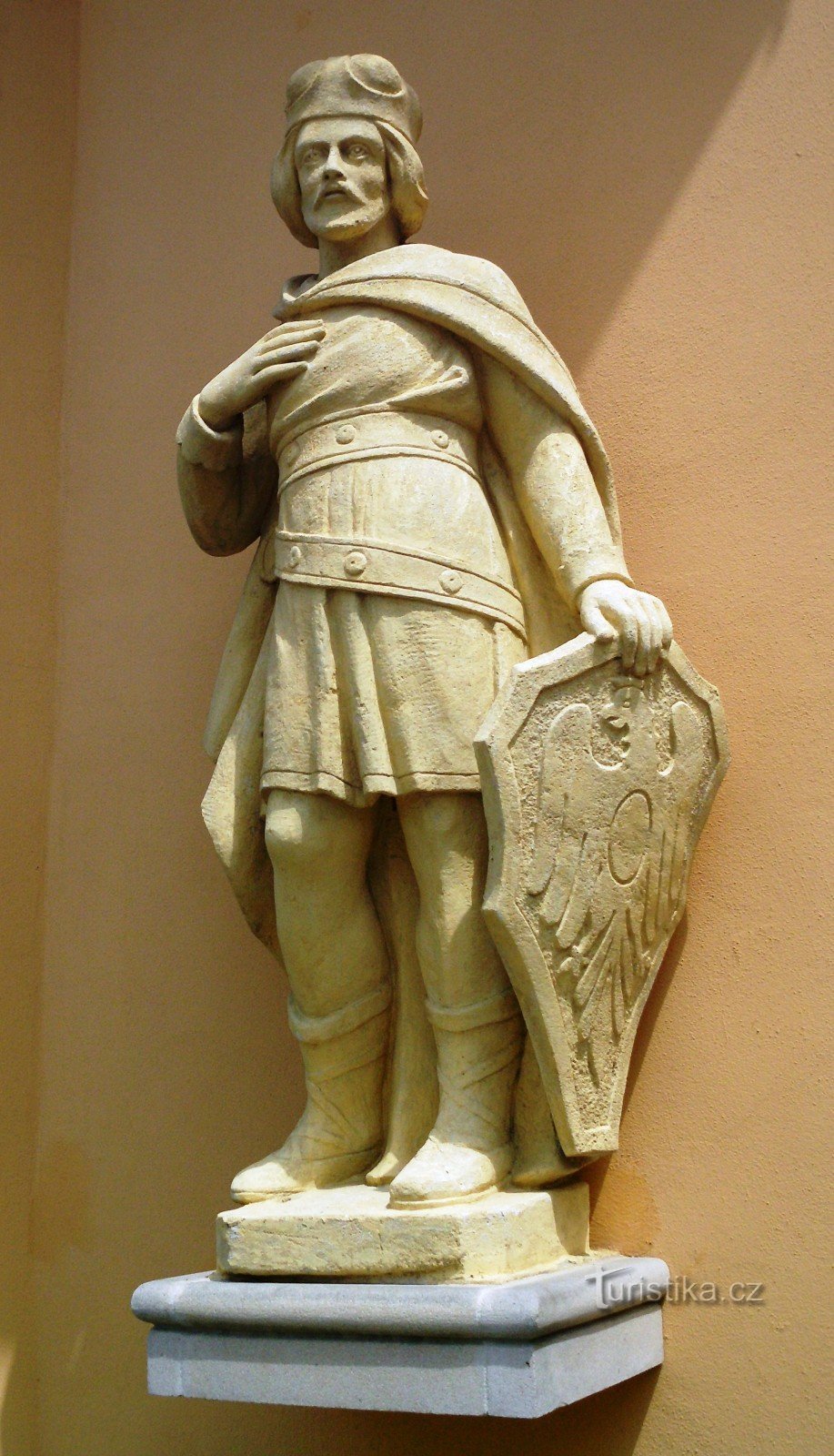 staty av St. Wenceslas bredvid ingången