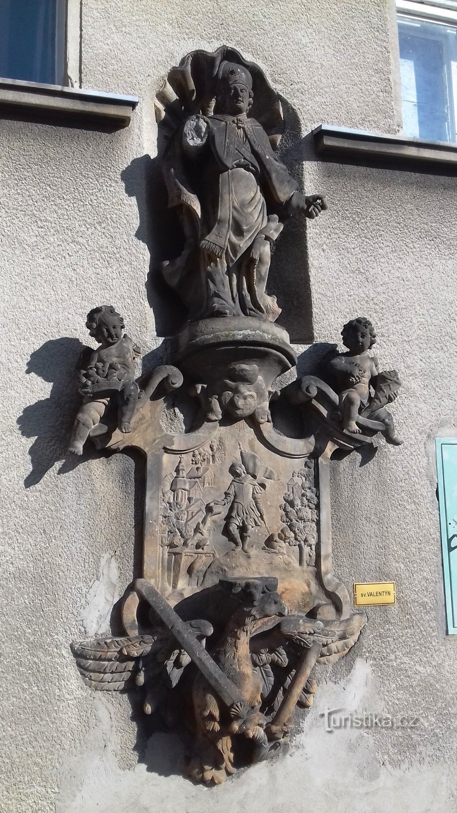 socha sv. Valentína a relief sv. Floriana