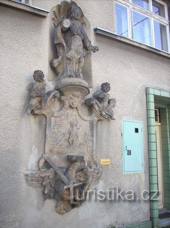 Statue af St. Valentine på markedspladsen i Hrob