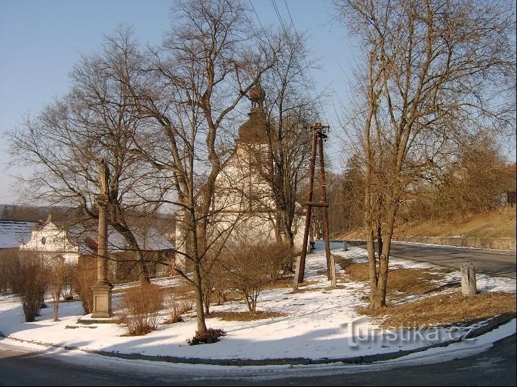 Die Statue des Heiligen und der Klosterhof