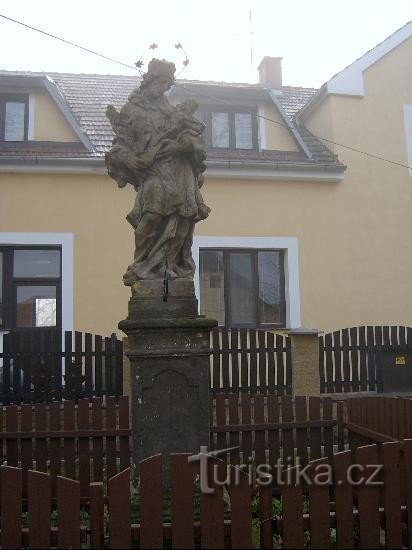 Statyn av helgonet: Statyn av helgonet nära kyrkan St. Václav i öster om byn Kovanice.