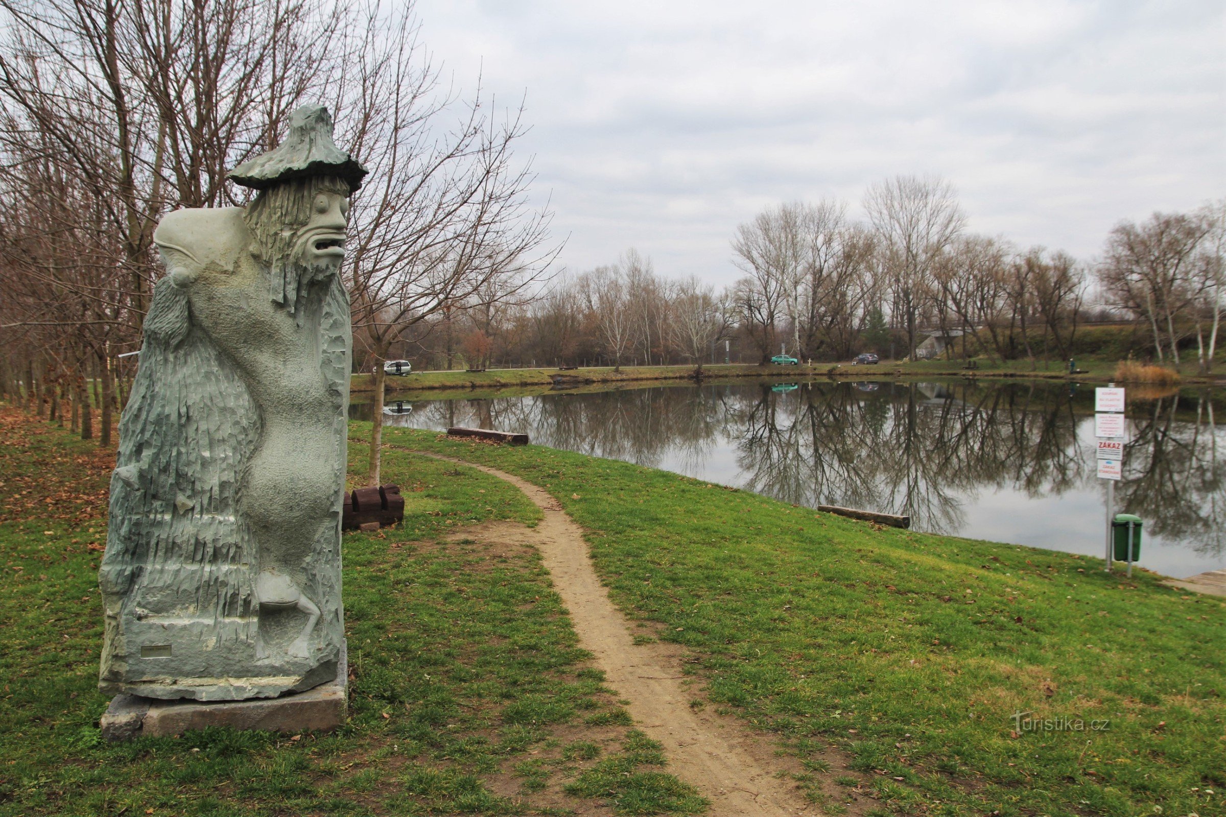 Bức tượng Tihelňák bên hồ chứa Cihelna