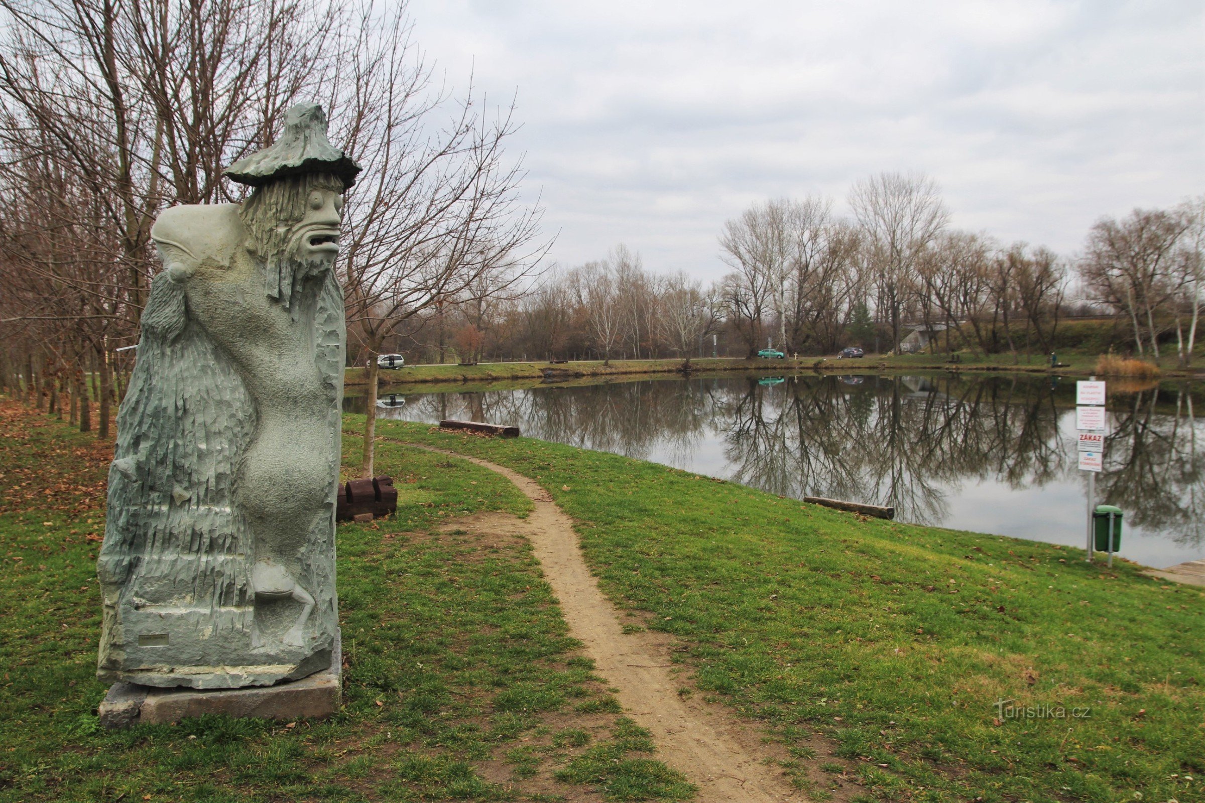 A estátua Tihelňák pelo reservatório Cihelna