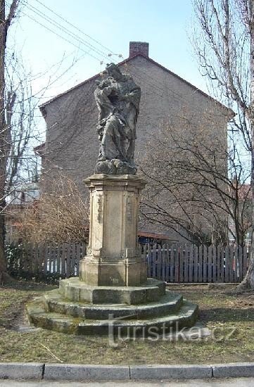 estatua por la iglesia