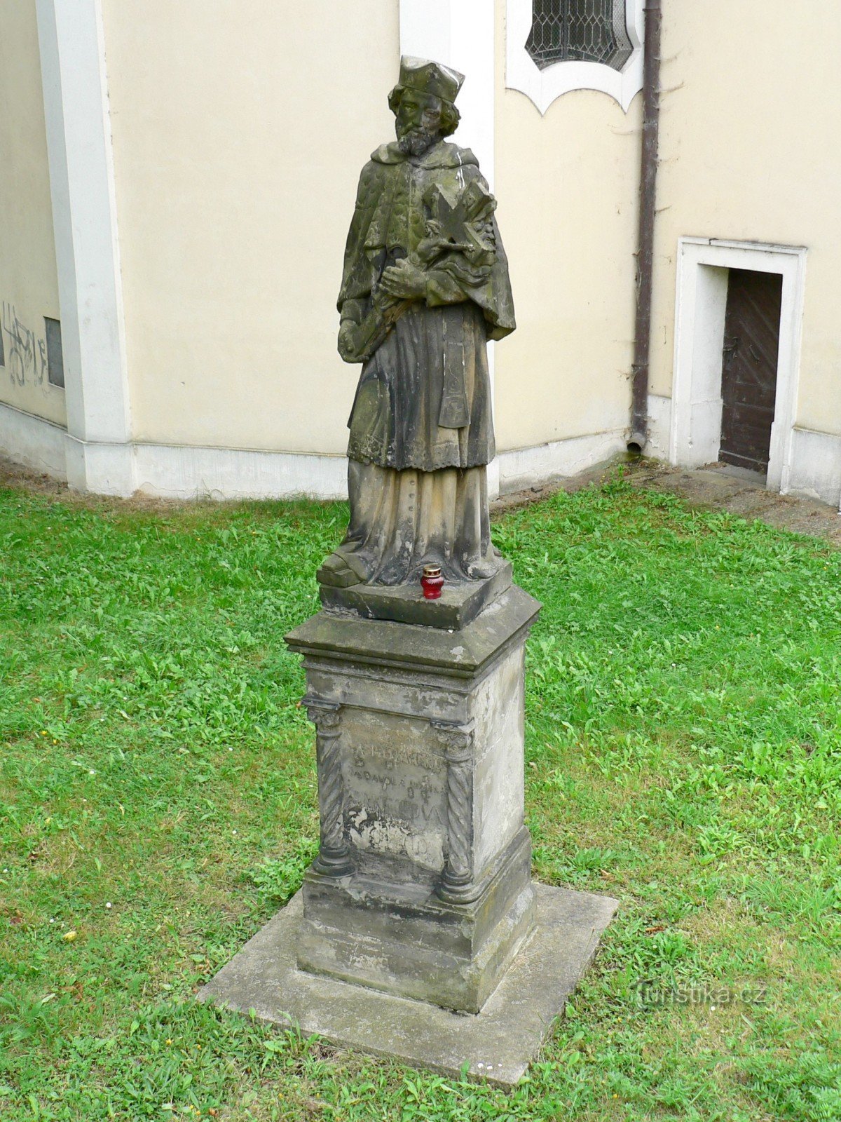 estatua junto a la iglesia (¿San Juan de Nepomuck?)
