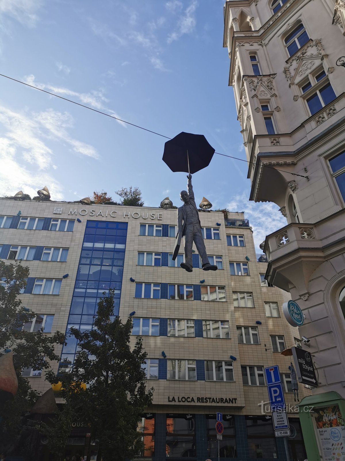 Statue eines Angestellten auf einem Regenschirm